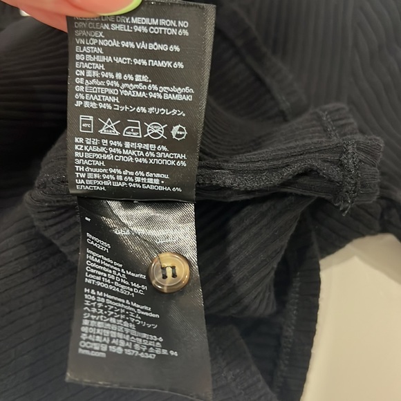 Cropped Scoop neck, faux button front t shirt, black ribbed, 90’s style - Picture 8 of 8